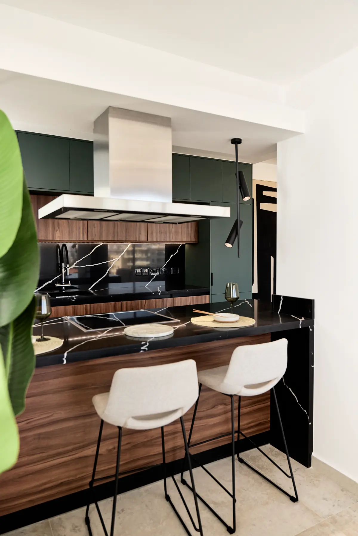 Salon w apartamencie premium z zielenią i wyjściem na taras